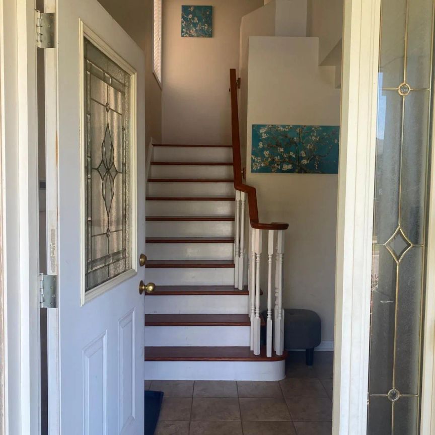 Detached Home For Lease | W9051238 - Photo 1