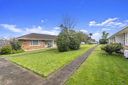 Very tidy, corner-unit, with lock up garage. - Photo 2