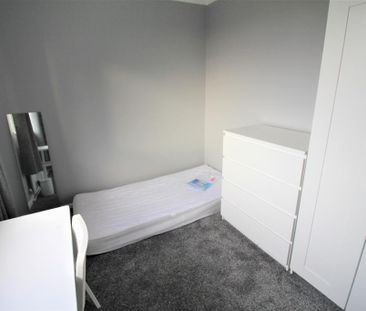 5 bedroom end of terrace house to rent - Photo 2