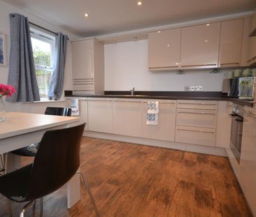 2 bedroom Flat To Let - Photo 3