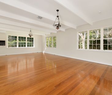 Family home with multiple living areas - Photo 2