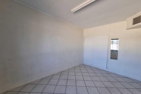 TWO BEDROOM TWO BATHROOM UNIT - CLOSE TO TOWN! - Photo 2