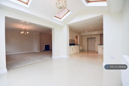 5 bedroom detached house to rent - Photo 3