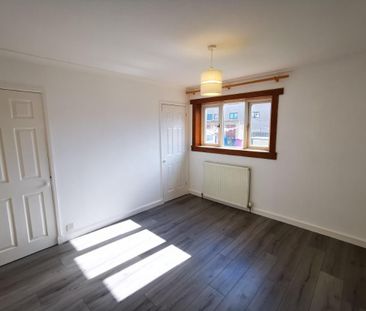 3 bedroom flat to rent - Photo 4