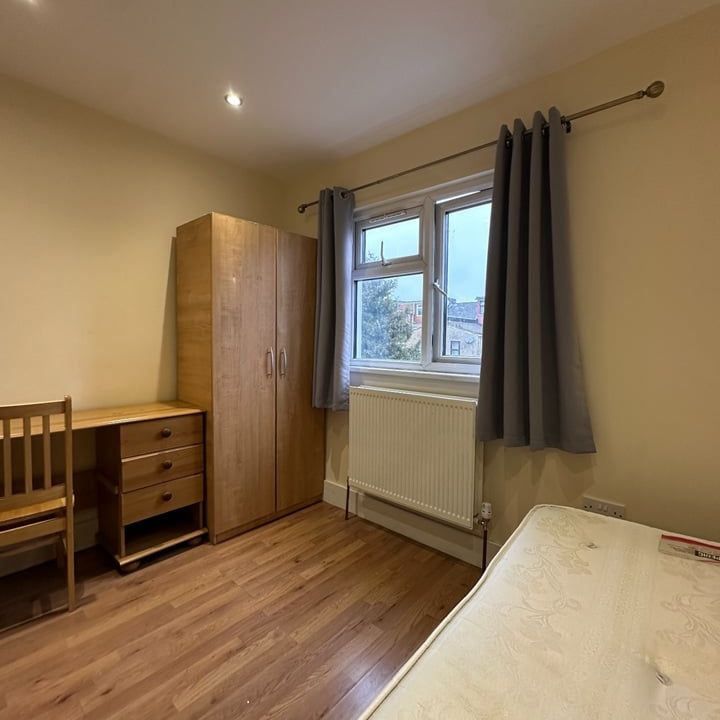 Room in a Shared House, Leslie Road, E11 - Photo 1