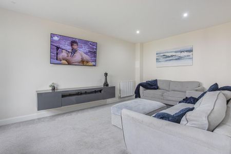 4 bedroom detached house to rent - Photo 2