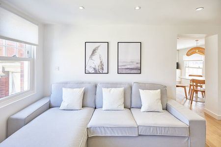 Golden Lion Bank - Photo 2