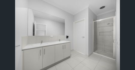 Park Facing Comfortable Home! - Photo 4