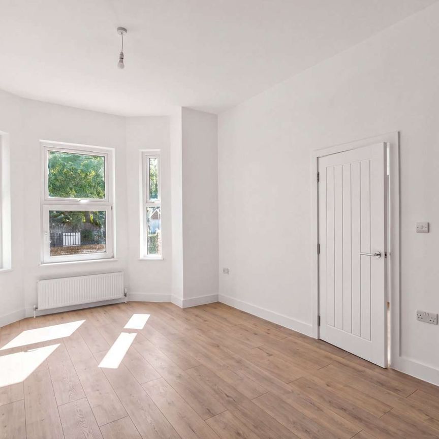 A beautifully renovated ground floor apartment in a prime Teddington location. - Photo 1