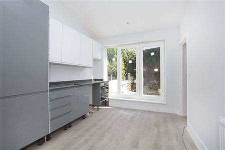 A lovely one bedroom property enviably located in central Islington and positioned at the westerly end of Almeida Street. - Photo 3