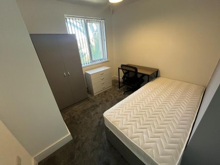 4 bedroom semi-detached house to rent - Photo 2