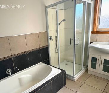 Home with Sea Views - Photo 6