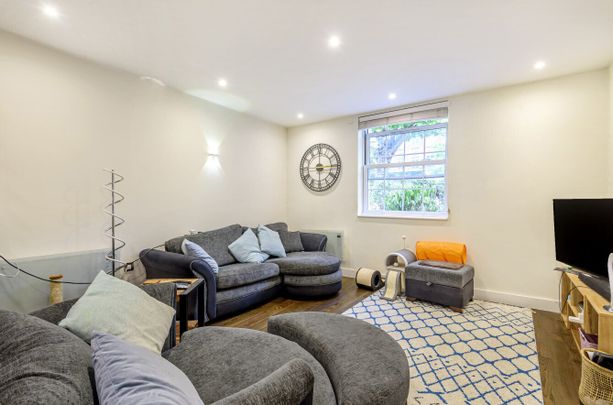 High Road, London - Photo 1