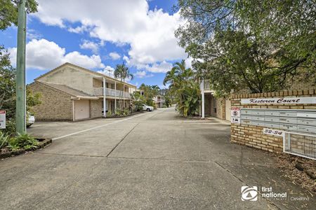 RECENTLY RENOVATED TOWNHOUSE IN GREAT LOCATION! - Photo 4