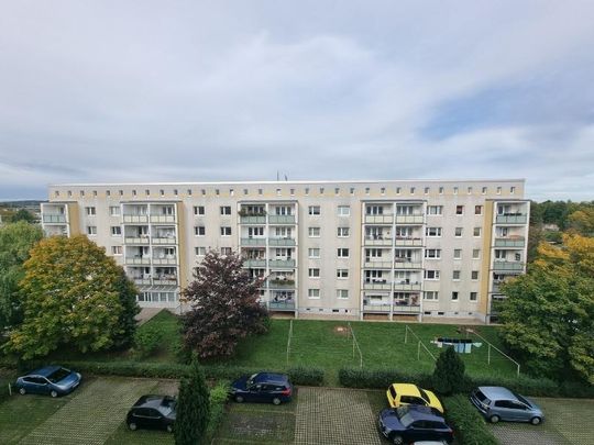 Schmucke Zweiraumwohnung mit Einbauküche und Balkon! - Foto 1