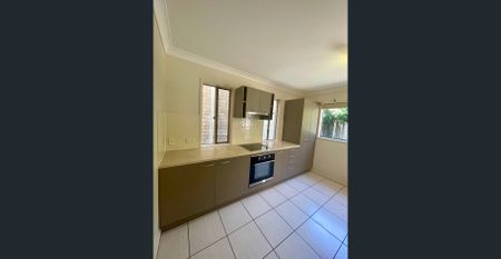 Spacious 4 bedroom home, 2 lounge areas, 3 toilets, larger than it looks! - Photo 5