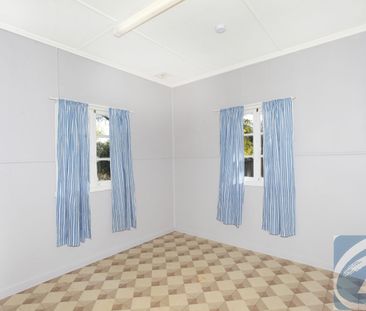 Charming 4-bedroom cottage in quiet corner of Nambour - Photo 3