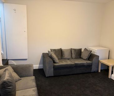 2 Bed Terraced House, Conway View, LS8 - Photo 2