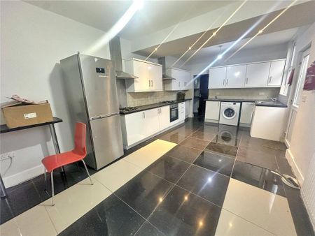 5 bedroom semi-detached house to rent - Photo 3