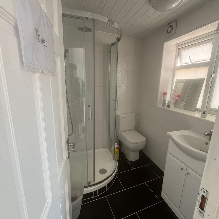 Great West Road, Hounslow - Photo 1