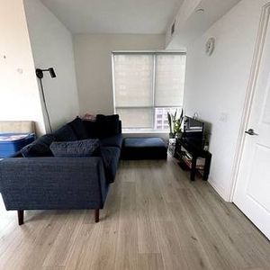 Bloor & Sherbourne Desirable 2Bdrm Modern Kitchen Spacious Living Roo - Photo 2