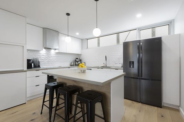 STYLISH MULTI-LEVEL HOME WITH ROOFTOP TERRACE & CITY VIEWS - Photo 1