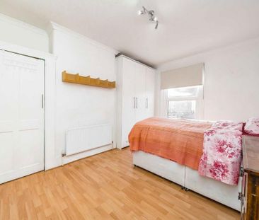 3 bedroom flat to rent - Photo 4