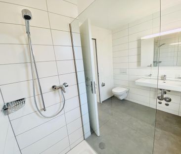 Grosszügige 2.5-Zimmer-Dachwohnung mit Balkon in Nebikon - Photo 2