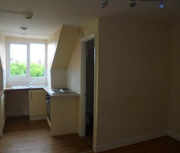 1 bed Top Floor Flat/Apartment, - Photo 2