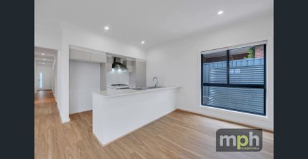 Modern 3 Bedroom Home - Photo 3