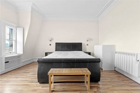 Spacious and well presented one bedroom flat situated on the 5th floor (with lift) of this well run portered block. EPC rating D | Council Tax Band G - Photo 5