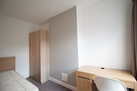 5 bed Mid Terraced House for Rent - Photo 2