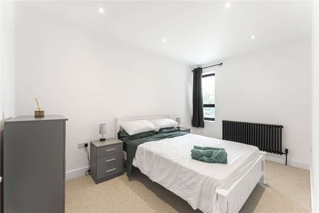 Recently built four bedroom family house in a great location. - Photo 4