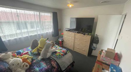 Fully Fenced 3 bedroom home - Photo 2