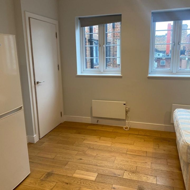 Studio Flat, Down Place, W6 - Photo 1