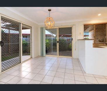 Walk to the Beach & Shops – Relaxed Kingscliff Living - Photo 2