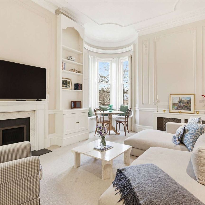 A spacious two bedroom apartment set within this prestigious portered building and offering communal garden access. - Photo 1