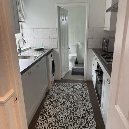1 bedroom in a house share to rent - Photo 4