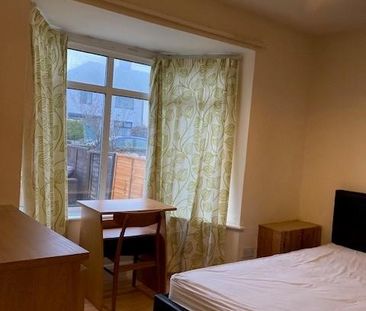 4 bedroom semi-detached house to rent - Photo 3