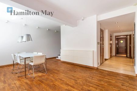 Elegancko wykończony dom położony na zacisznym osiedlu na Mokotowie - Photo 3