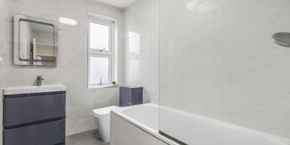 Room in a Shared House, Boscombe Road, SW19 - Photo 3