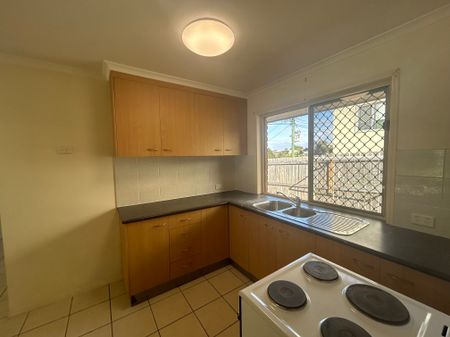 SPACIOUS SOUTH GLADSTONE UNIT IN QUIET LOCATION - Photo 3