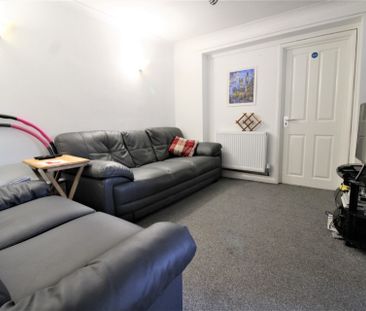 6 bedroom Semi-detached house to rent - Photo 1