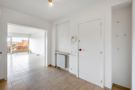 Zuid-west gericht twee slaapkamerappartment met open zicht en tandemgaragebox in de Koningslaan. - Photo 5
