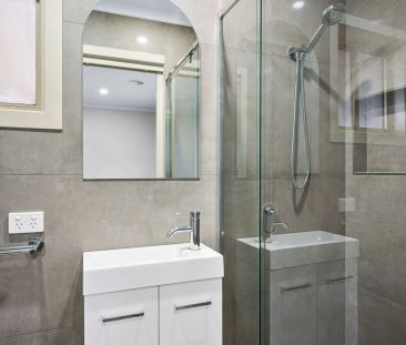 Exquisite Two-Storey Townhouse - Photo 2