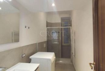 Monteverde Vecchio: Modern 2 bedroom, 2 bath, large living room, separate kitchen. Bright, silent, parquet floors, situated in lovely period building, excellent area, near park. Ref. 2364.