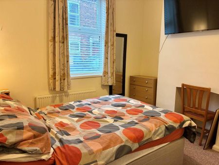 1 bedroom in a house share to rent - Photo 3