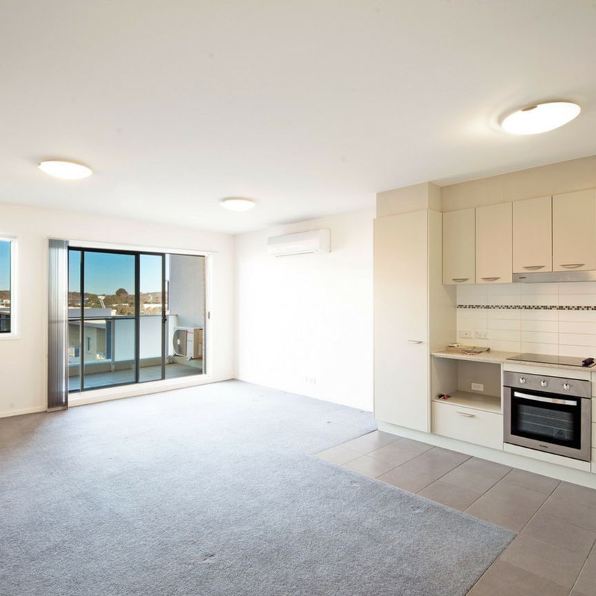 Spacious One Bedroom Apartment - Photo 1