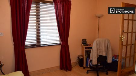 Furnished room in 3-bedroom house in Tallagh, Dublin - Photo 3