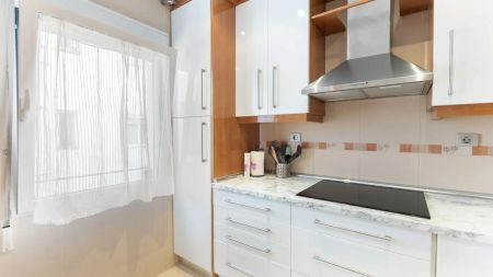 Spacious and bright, ideal for sharing or working from home in a well-connected area - Foto 3